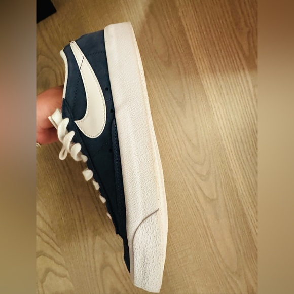 navy and white sneakers. Original Nike. size 6.5. great condition. True to size - Picture 6 of 6